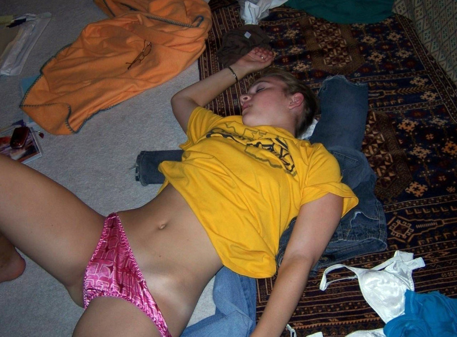 Passed Out Climax Porn - Drunk nude girl passed out - Porn pic